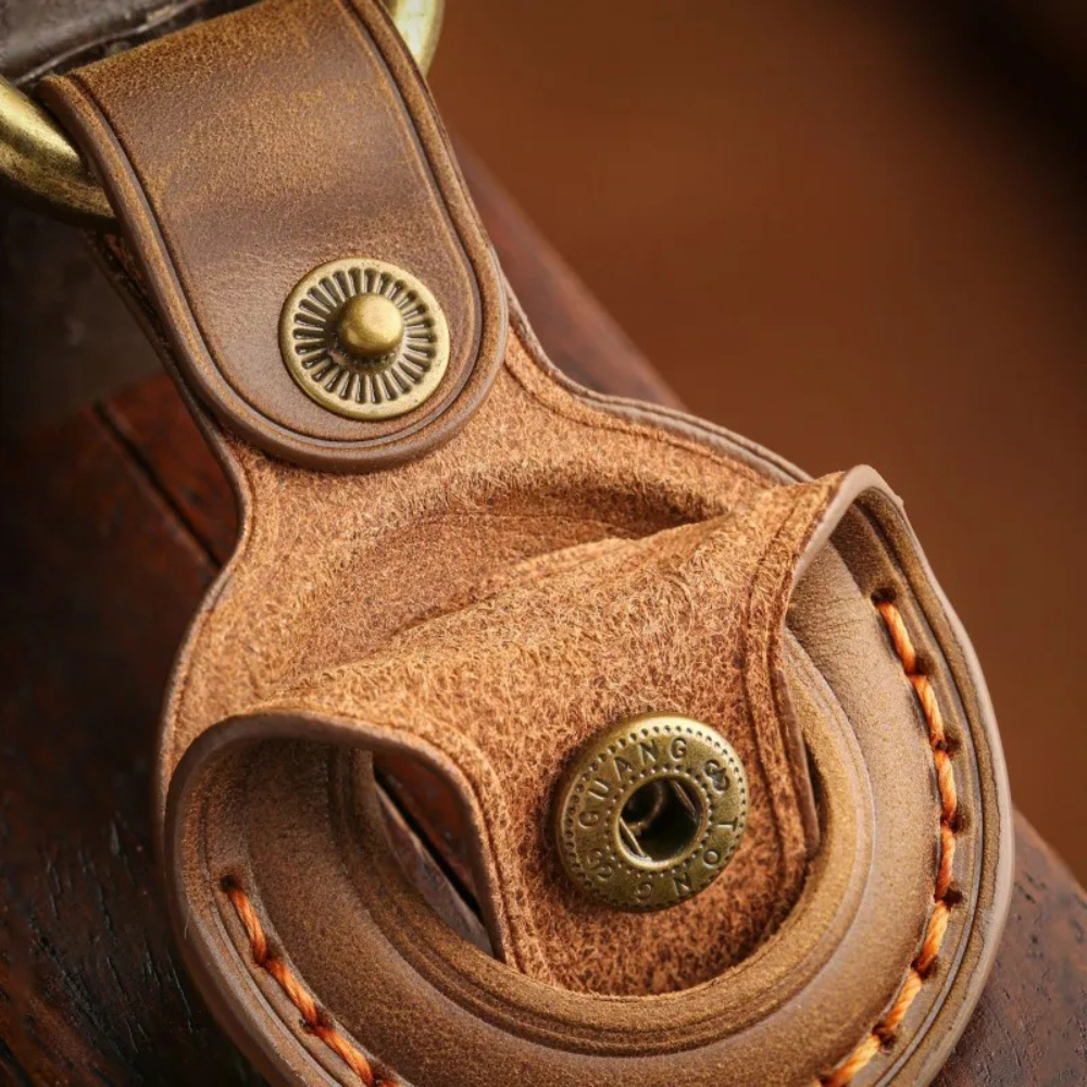 Custodia Genuine Leather AirTag Case With Metal Keyring